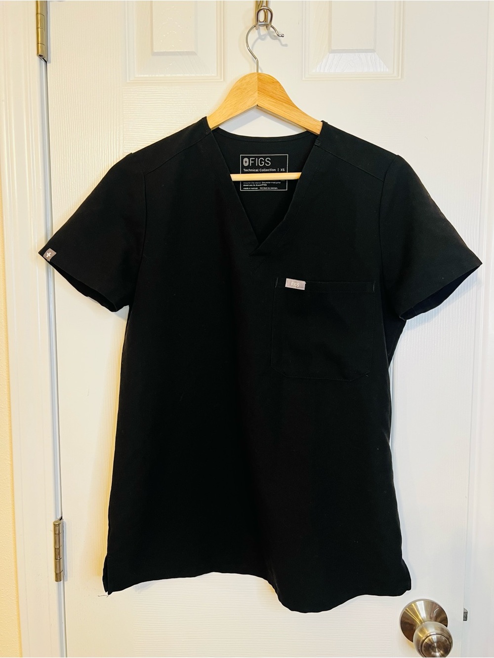 Figs Women's Black V-Neck One Pocket Scrub Top